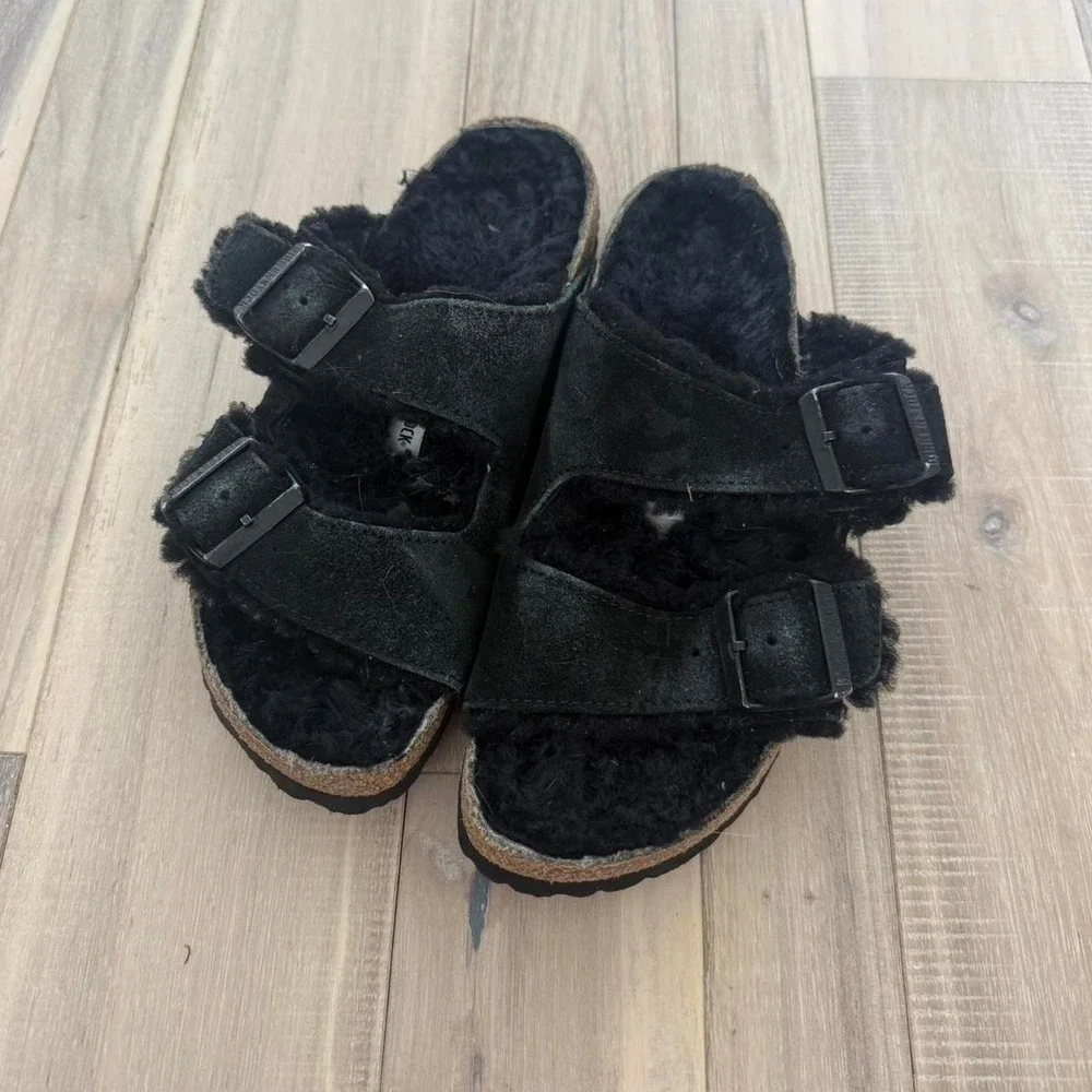Birkenstock Arizona Shearling black sandals, Size US 7